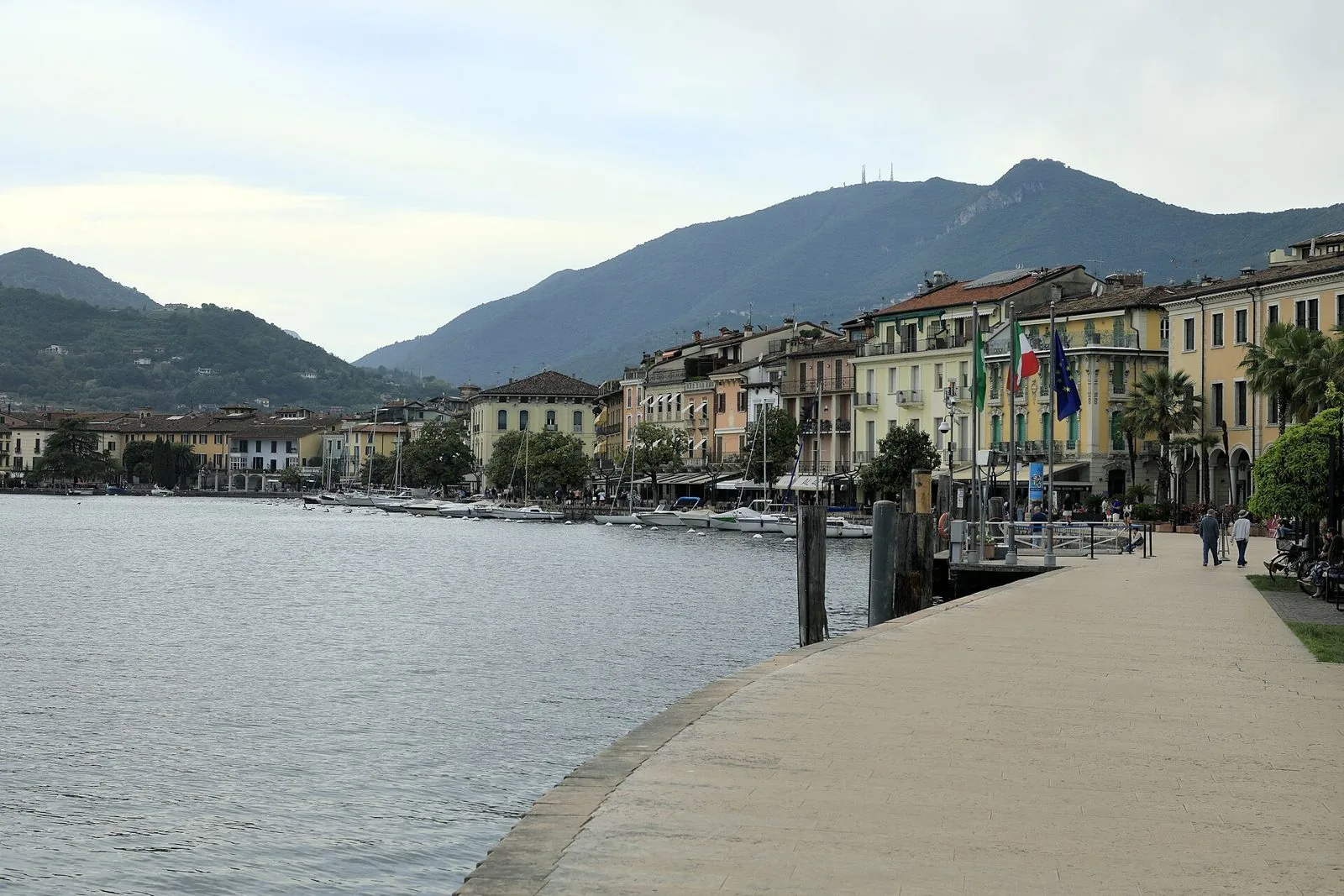 Il lungolago Zanardelli di Salò con i palazzi colorati affacciati sul Golfo e le colline sullo sfondo